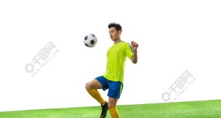 男生学足球的技巧（如何提高足球技巧？男生学足球的必备技巧与策略）