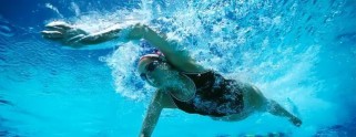 学游泳的技巧与方法（掌握正确的抱头方法，学会游泳不再畏水）
