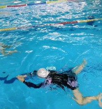 水底游泳的划水技巧（掌握正确的呼吸和动作，畅享水下世界）
