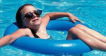 游泳如何漂浮技巧（掌握正确的姿势和呼吸，让女生游泳轻松漂浮）