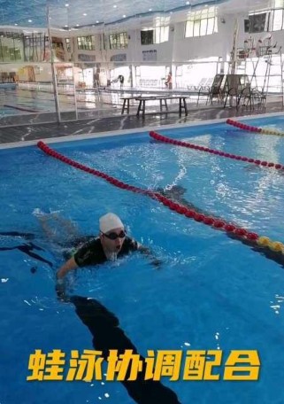 游泳蹬腿技巧教学（掌握正确的蹬腿动作，提升游泳水平）