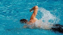 游泳省力技巧（提升游泳效果，减少能量消耗）