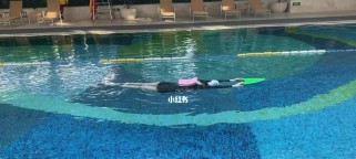 游泳技巧之基本蹬腿技巧（学会正确的蹬腿，成为游泳高手）
