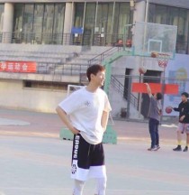 打篮球时防守时能否弓腿？（探讨篮球防守中的弓腿动作以及其效果）