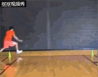 篮球防守技巧解析——伸直手臂移动的重要性（以篮球防守时伸直手臂移动的正确姿势和技巧）