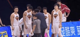篮球防守撞人是否犯规？（探讨篮球比赛中的防守规则和技巧）