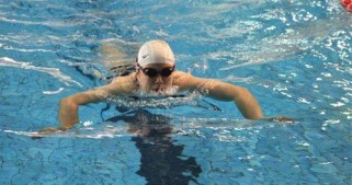 100米自游泳冲刺技巧—突破速度极限（从水下推进到呼吸配合，掌握关键技巧冲刺更快）
