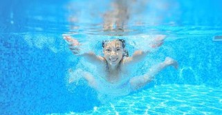 小小子游泳的技巧与方法（培养孩子游泳能力，让他们享受水中乐趣）