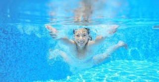 小小子游泳的技巧与方法（培养孩子游泳能力，让他们享受水中乐趣）