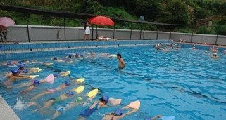 中考游泳100米的必备技巧（游泳技巧与训练，帮助你游出好成绩）