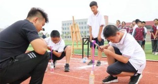 乒乓球丢水杯技巧教学（掌握技巧，轻松丢水杯）