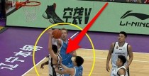 篮球防守技巧之“卡腿术”（揭秘篮球防守的神奇招数，让你轻松卡腿！）
