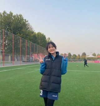 女生足球技巧大揭秘（踢好足球，女生也能行）