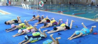 游泳蹬腿走水技巧动作的要点与练习方法（打造稳健流畅的游泳蹬腿，提高游泳效率与速度）