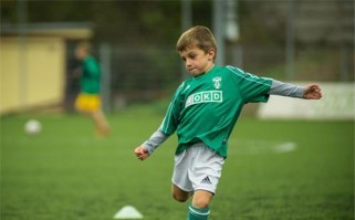 简单易学的足球技巧（掌握这些技巧，让你成为足球小能手！）