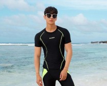 男士游泳衣穿搭技巧——展现自信与时尚（游离于海滩的潮流美学）