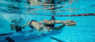 游泳初学者技巧（掌握水中站起的关键步骤和技巧）