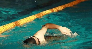 掌握游泳蹬水技巧的关键要领（以慢动作方式讲解，助您轻松掌握蹬水技巧）