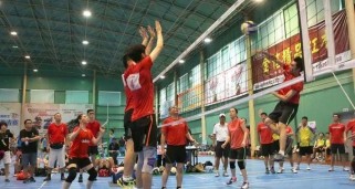 掌握排球接发球的步法技巧（以步法为基础，提升接发球水平）