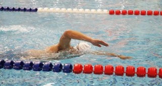 自由游泳的换气技巧与方法（提高游泳换气能力，享受游泳乐趣）