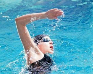 学游泳练呼吸的技巧（提高游泳技能，掌握呼吸要领）