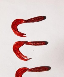 使用假红蚯钓鱼的技巧与经验（掌握路亚技巧，提高假红蚯的效果）